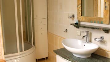 Deluxe-Penthouse, 2 Schlafzimmer, Stadtblick | Badezimmer | Dusche, Handtücher