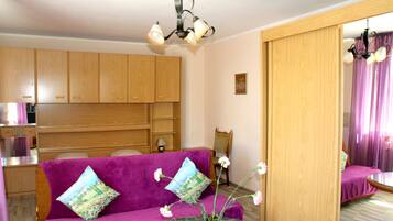 Premium bedding, in-room safe, individually decorated