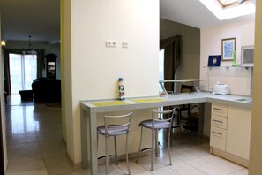 Deluxe Penthouse, 2 Bedrooms, City View | Private kitchen