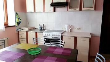 Apartamento familiar, vistas al jardín | Cocina privada | Frigorífico, horno, cafetera o tetera y hervidor eléctrico