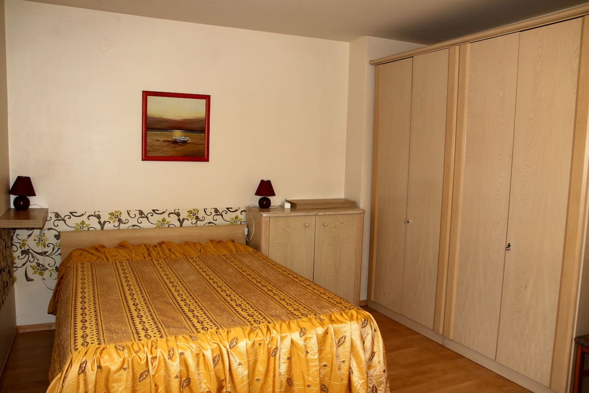 Studio | Premium bedding, in-room safe, soundproofing, WiFi (free)