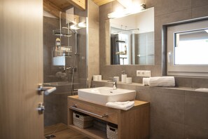 Een douche, een haardroger, toiletpapier
