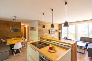 Appartement Supérieur, 3 chambres, vue vallée | Cuisine privée | Réfrigérateur, micro-ondes, four, plaque de cuisson