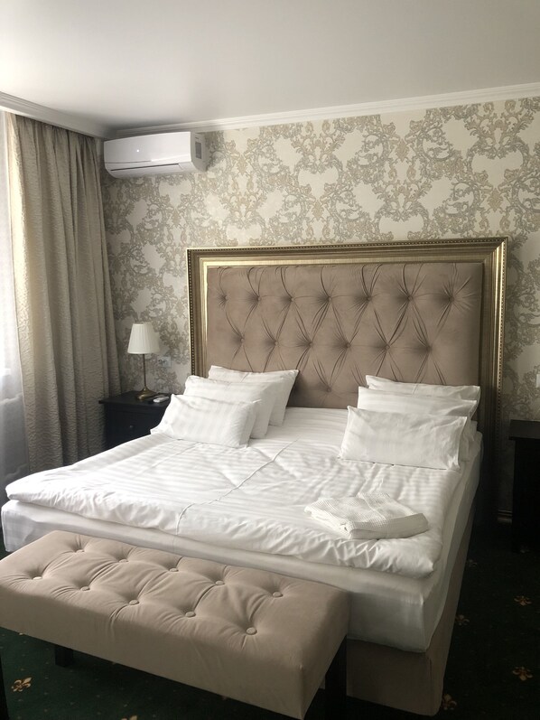 Minibar, in-room safe, individually decorated, individually furnished