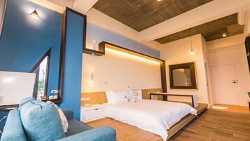 Una habitación de hotel moderna con cama, escritorio, silla y televisión.