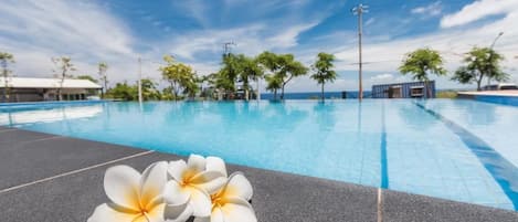 Kolam renang terbuka