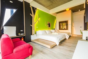 Escritorio, cortinas blackout, sistema de insonorización y wifi gratis 
