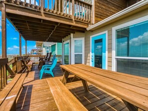 Outdoor dining - Beach Front Home Seconds Away From The Beach (Freeport)
