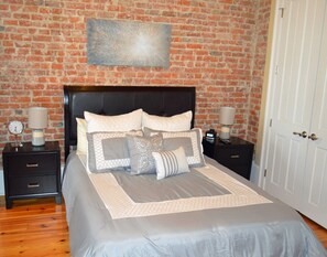 2 bedrooms, iron/ironing board, free WiFi, bed sheets - "Margaux" Fully renovated 2 bed / 2 bath  Walk to WWII, Superdome, Convention Center, Cruise Port (New Orleans)