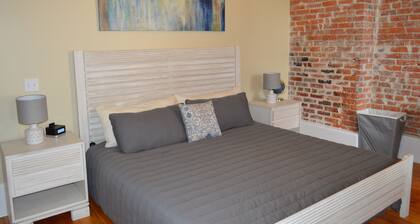 "Margaux" Fully renovated 2 bed / 2 bath Walk to WWII, Superdome, Convention Ce