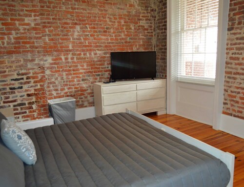 "Margaux" Fully renovated 2 bed / 2 bath  Walk to WWII, Superdome, Convention Center, Cruise Port