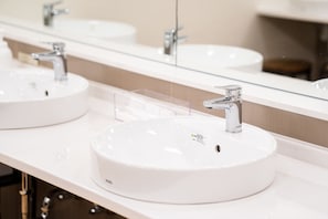 A bathroom with two white sinks and a large mirror above them. - I-Link Hostel & Cafe Shimanami (Imabari)