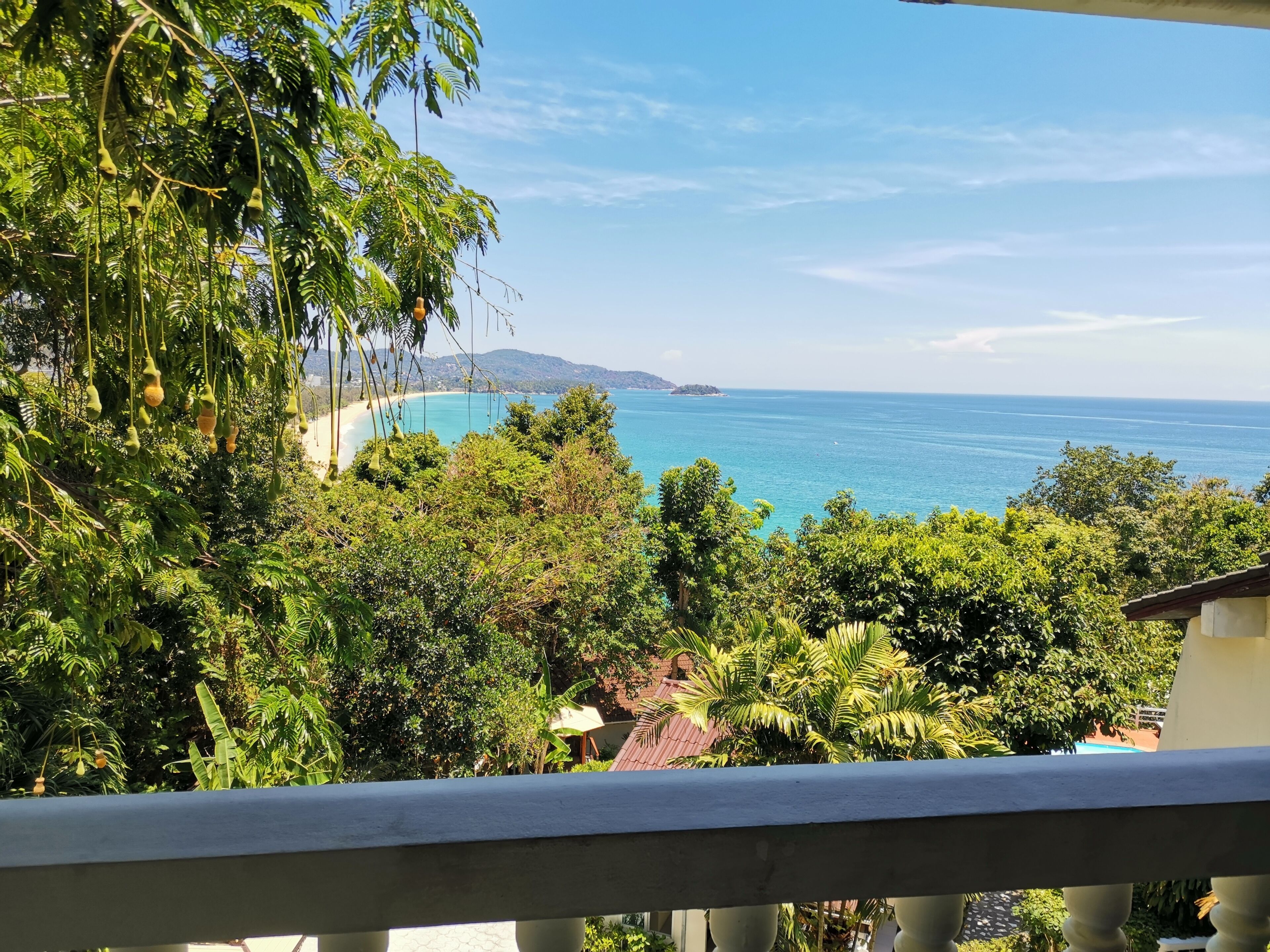 Un balcon avec vue sur une plage et l’océan.