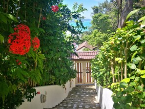 Property grounds - On The Hill Karon Resort (Karon)