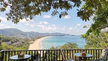 Se sirven desayunos, comidas, cenas y cocina tailandesa con vista al mar