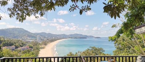 Se sirven desayunos, almuerzos y cocina tailandesa (con vistas al mar) 