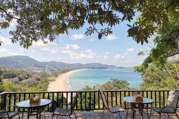 Se sirven desayunos y almuerzos; cocina tailandesa; con vista al mar