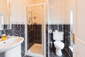 Douche, sèche-cheveux, serviettes fournies, savon