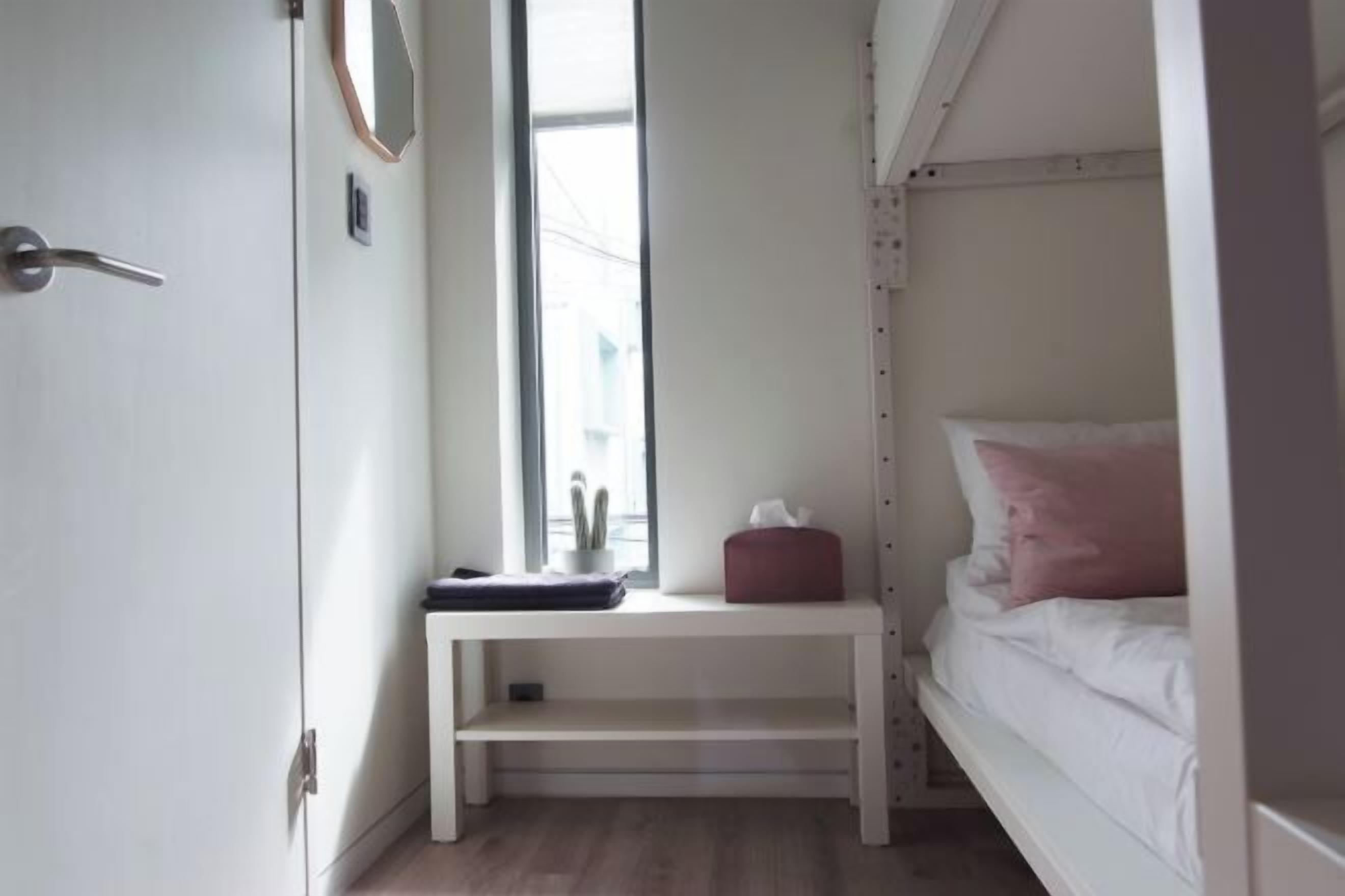 Sistema de insonorización, tabla de planchar con plancha, wifi gratis