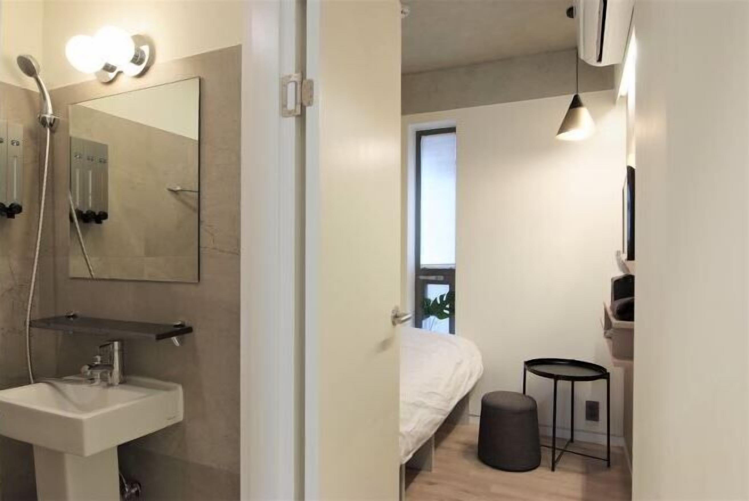 Sistema de insonorización, tabla de planchar con plancha, wifi gratis