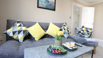 Apartment | Living area | Flat-screen TV, Netflix