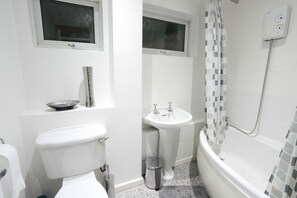 Apartment | Bathroom | Free toiletries, hair dryer, towels, soap - NEC - Airport Short Stay (Birmingham)