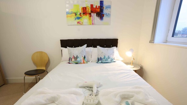 Premier-Apartment, Mehrere Betten, Stadtblick | 2 Schlafzimmer, Schreibtisch, laptopgeeigneter Arbeitsplatz