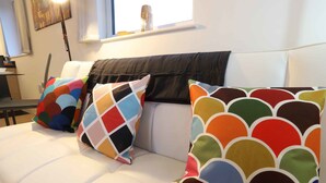 Premier-Apartment, Mehrere Betten, Stadtblick | Wohnbereich