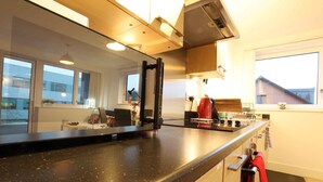 Premier-Apartment, Mehrere Betten, Stadtblick | Eigene Küche | Wasserkocher mit Kaffee-/Teezubehör, Wasserkocher