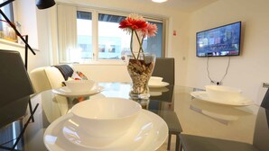 Premier-Apartment, Mehrere Betten, Stadtblick | Essbereich im Zimmer