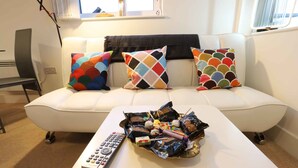 Premier-Apartment, Mehrere Betten, Stadtblick | Wohnbereich