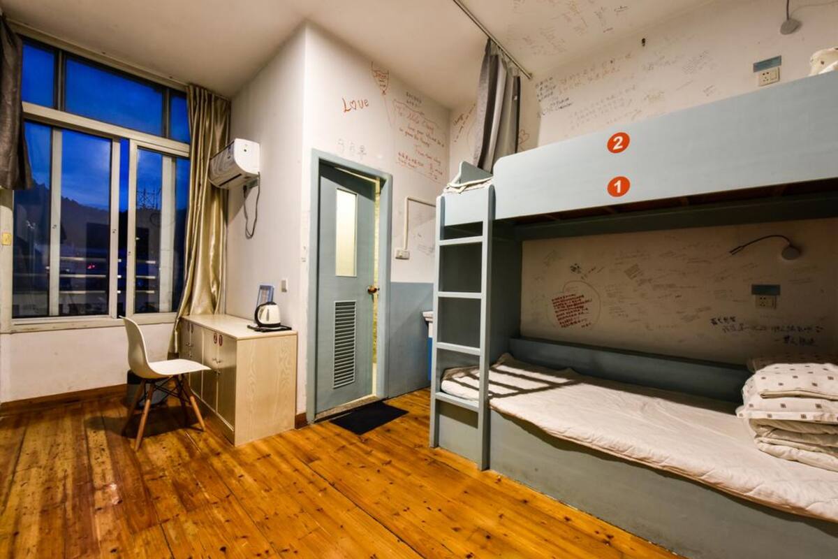 Dormitorio condiviso, per soli uomini | Una cassaforte in camera, una scrivania, tende oscuranti, Wi-Fi gratuito
