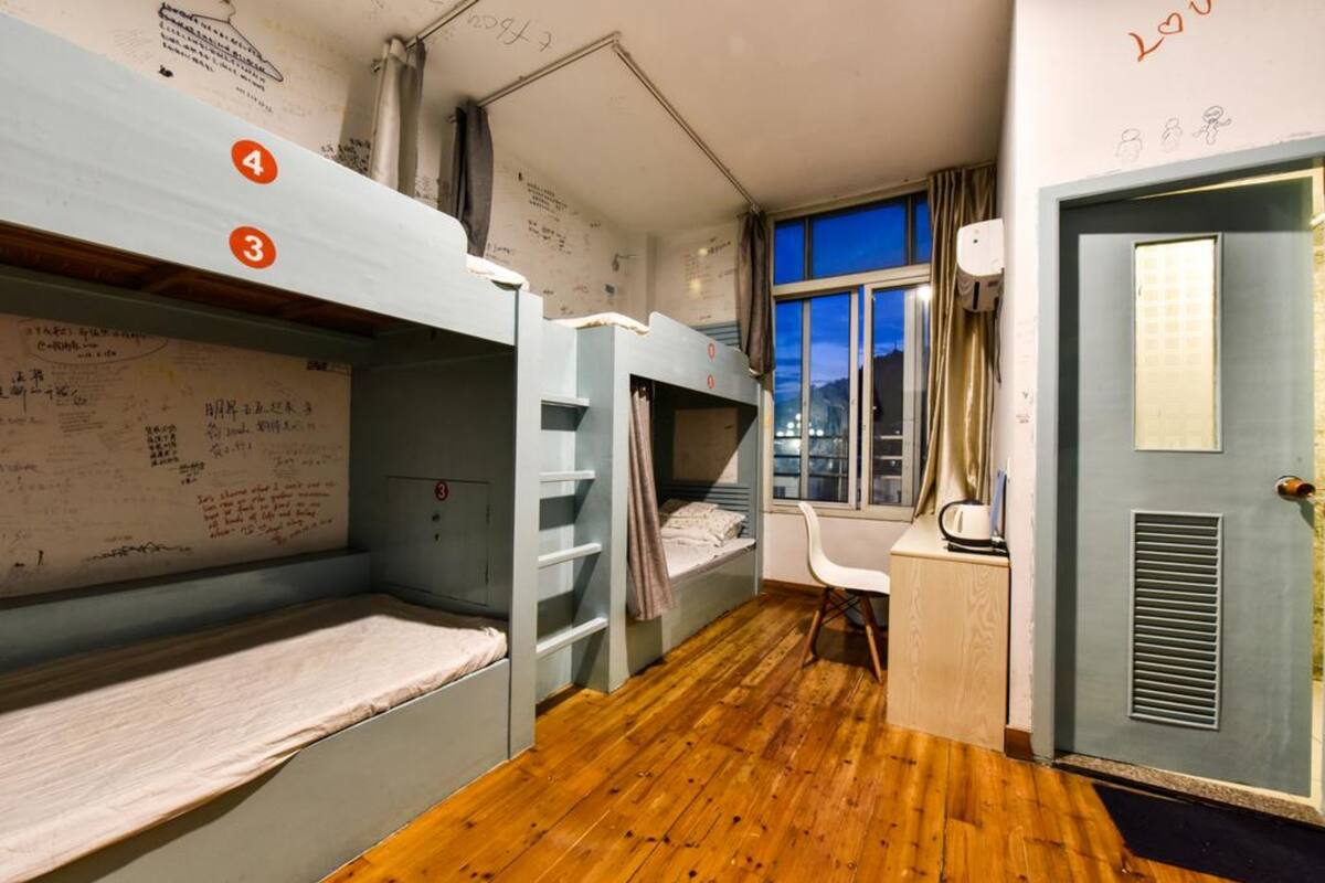 Dormitorio condiviso, per sole donne | Una cassaforte in camera, una scrivania, tende oscuranti, Wi-Fi gratuito