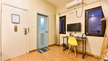 Chambre Triple Standard | Coffres-forts dans les chambres, bureau, rideaux occultants