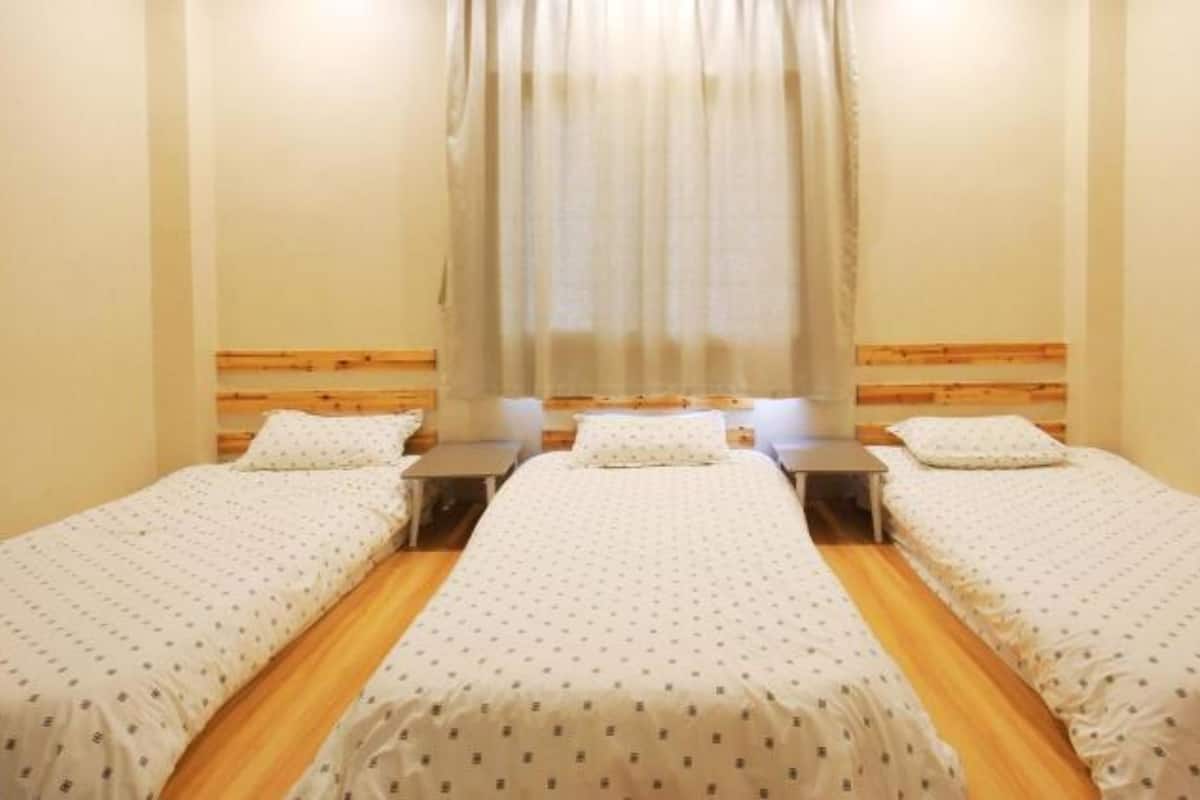 Standard-Dreibettzimmer | Zimmersafe, Schreibtisch, Verdunkelungsvorhänge, kostenloses WLAN
