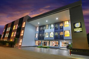 Front of property – evening/night - Lucky Panda Hotel (Chiang Mai)