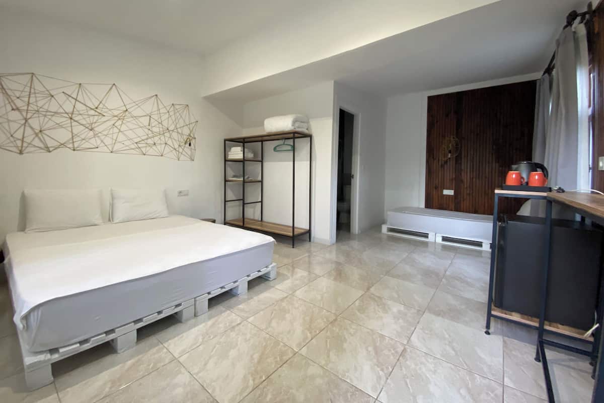 Quarto triplo design, vista para o pátio | 1 quarto, roupas de cama premium, frigobar, individualmente decorados