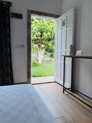 Design tweepersoonskamer, 1 queensize bed, uitzicht op tuin | Luxe beddengoed, een minibar, individueel gedecoreerd, gratis wifi