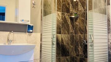 Design-Dreibettzimmer, Blick auf den Innenhof | Badezimmer | Dusche, kostenlose Toilettenartikel, Haartrockner, Hausschuhe