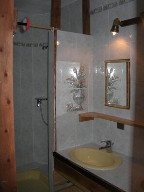 Dusche, kostenlose Toilettenartikel, Haartrockner, Hausschuhe