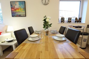 Premier Apartment, Garden View | In-room dining