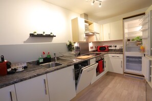 Premier Apartment, Garden View | Private kitchen
