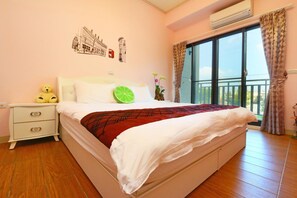 Desk, blackout drapes, free WiFi, bed sheets - Birds Flower B&B (Wujie)