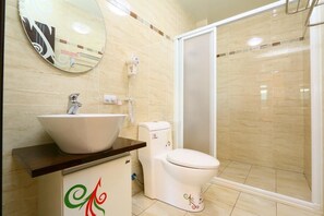 Shower, rainfall showerhead, free toiletries, hair dryer
