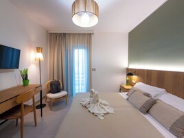 1 habitación, caja de seguridad en la habitación y escritorio