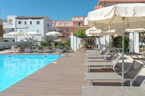 Seasonal outdoor pool, open 11:00 AM to 7:00 PM, pool umbrellas - Hotel Giardino La Playa Adults Only (Alghero)