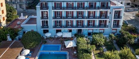 Piscina externa sazonal, funciona das 11h às 19h, guarda-sóis