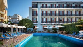 Kauden mukainen ulkouima-allas avoinna 11.00â19.00, aurinkovarjoja