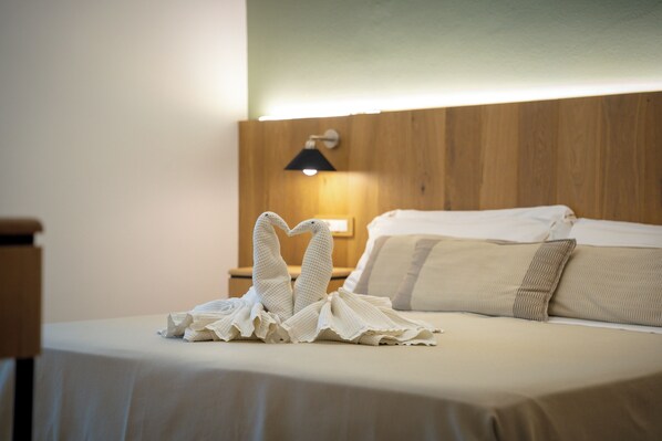 Habitación superior con 1 cama doble o 2 individuales, balcón, vistas a la piscina | 1 dormitorio, caja fuerte, escritorio y wifi gratis