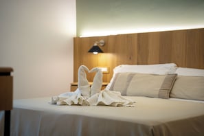 Habitació doble o amb dos llits individuals superior, balcó, vistes a la piscina | 1 dormitori, caixa forta a l'habitació, escriptori i wifi gratuïta